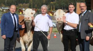 I Vuk) und der Burgenländische Rinderzuchtverband (Ing. Lehner) begrüßen die Teilnehmer der Landwirtschaftlichen Fachschule Güssing, Zuchtleiter Rudolf Wiener und Vorstandsmitglied des Bgld. Rinderzuchtverbandes Maximilian Weber mit den Schaukühen der Landwirtschaftlichen Fachschule. 